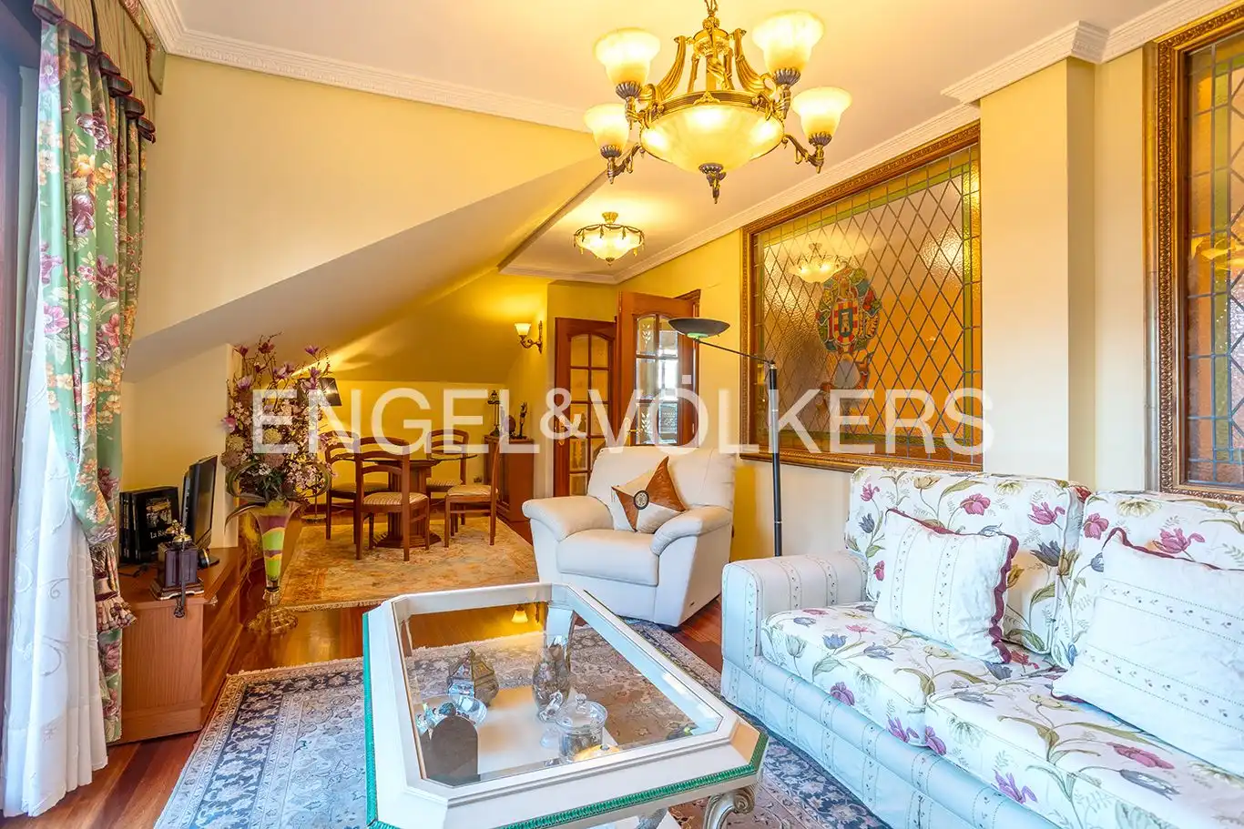 Sala d'estar de Casa o xalet en venda en Camargo amb Calefacció, Jardí privat i Parquet