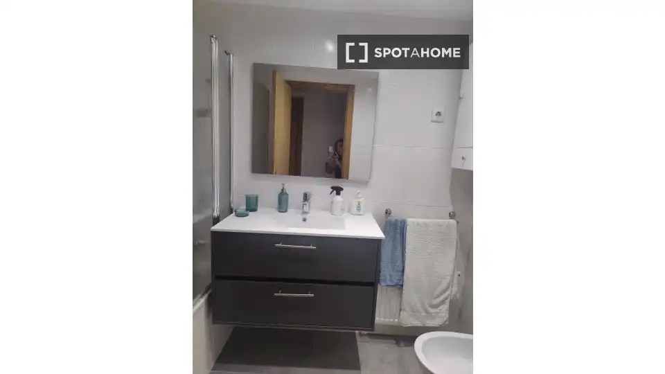 Bathroom of Flat for share in Madrid  with Air Conditioner, Heating and Terrace