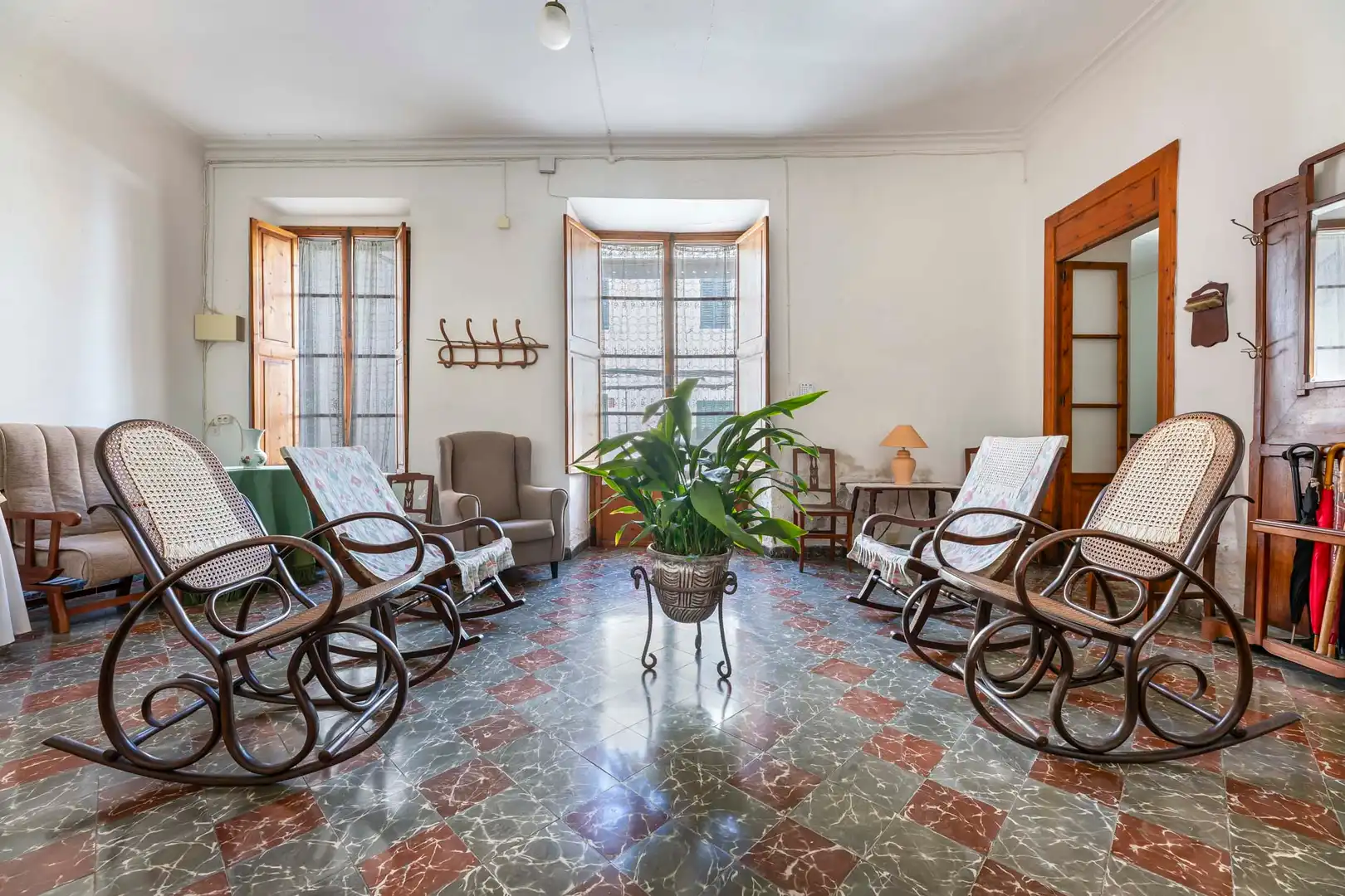 Sala de estar de Casa adosada en venta en Santa María del Camí con Jardín privado, Trastero y Amueblado