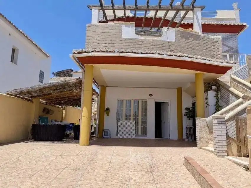 Vista exterior de Casa o chalet en venta en Vélez-Málaga con Piscina