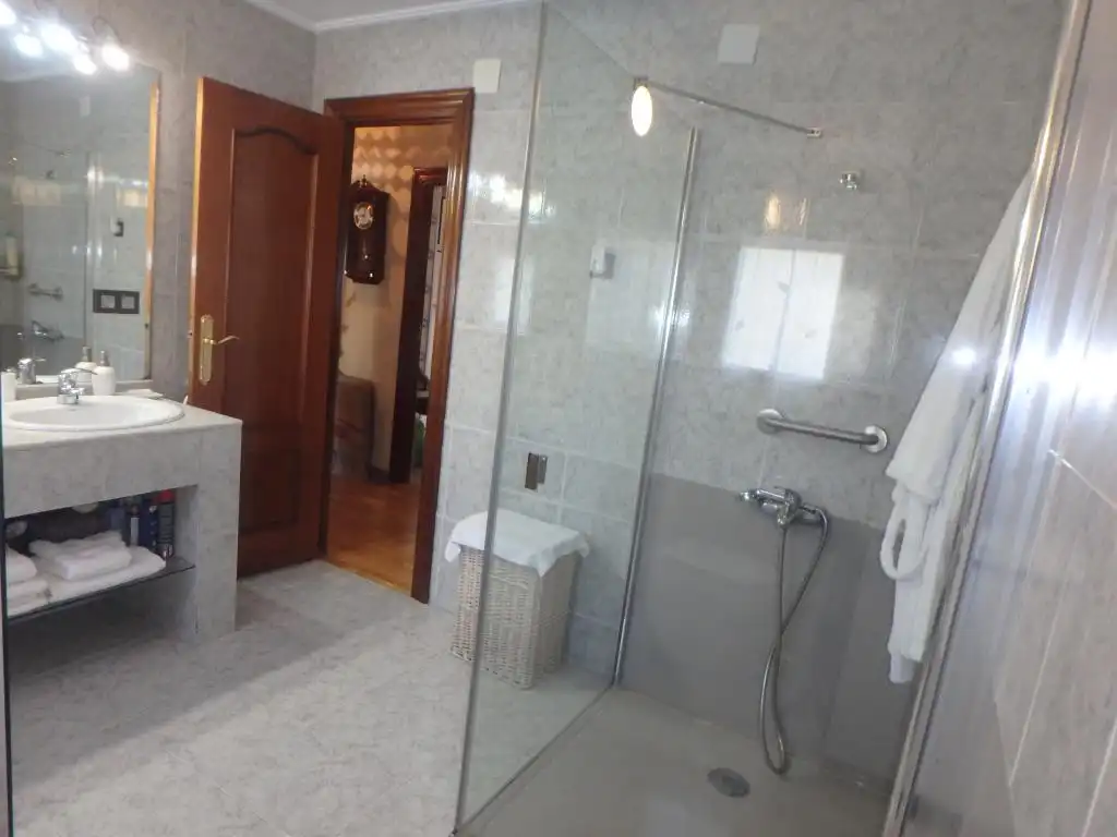 Badezimmer von Wohnung zum Verkauf in  Pamplona / Iruña mit Heizung und Terrasse