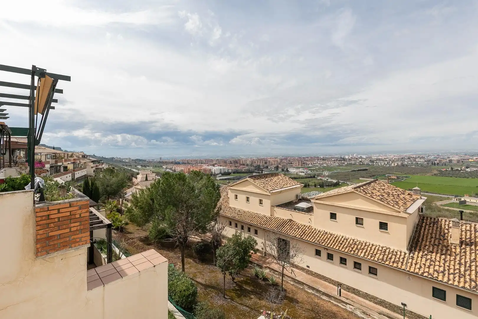 Vista exterior de Ático en venta en Jun con Aire acondicionado, Calefacción y Jardín privado