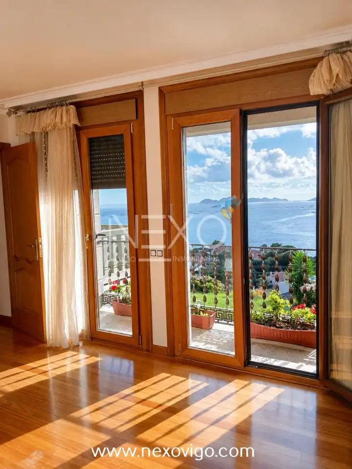 Terraza de Casa o chalet en venta en Cangas  con Calefacción, Jardín privado y Parquet