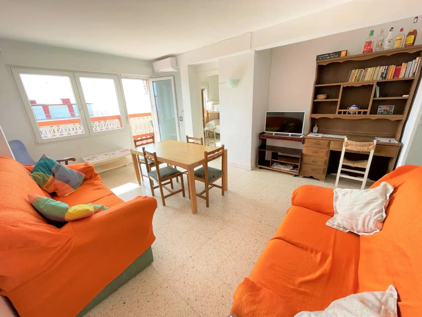 Sala d'estar de Pis de lloguer en Punta Umbría amb Aire condicionat, Terrassa i Moblat