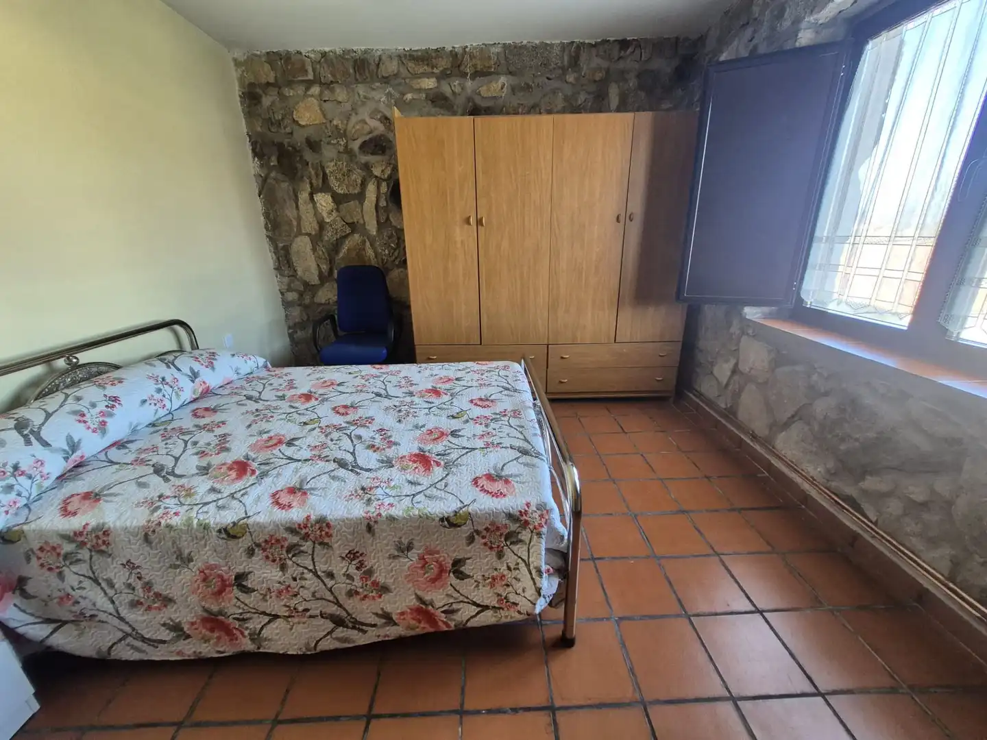 Dormitori de Casa o xalet de lloguer en Gemuño amb Calefacció, Jardí privat i Terrassa