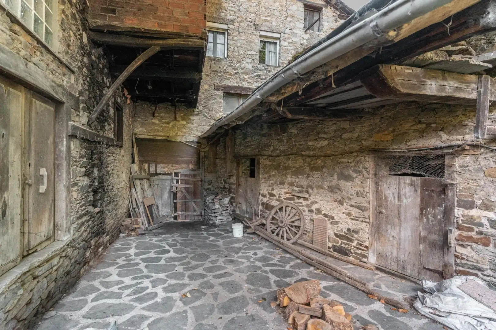 Vista exterior de Casa o xalet en venda en Cangas del Narcea amb Calefacció, Jardí privat i Terrassa