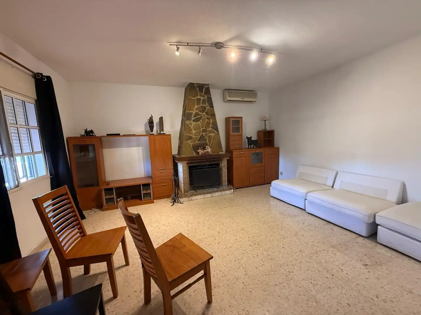 Sala de estar de Casa o chalet de alquiler en Benalmádena con Aire acondicionado y Jardín privado