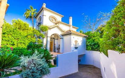 Vista exterior de Casa o xalet en venda en Marbella amb Aire condicionat, Terrassa i Piscina