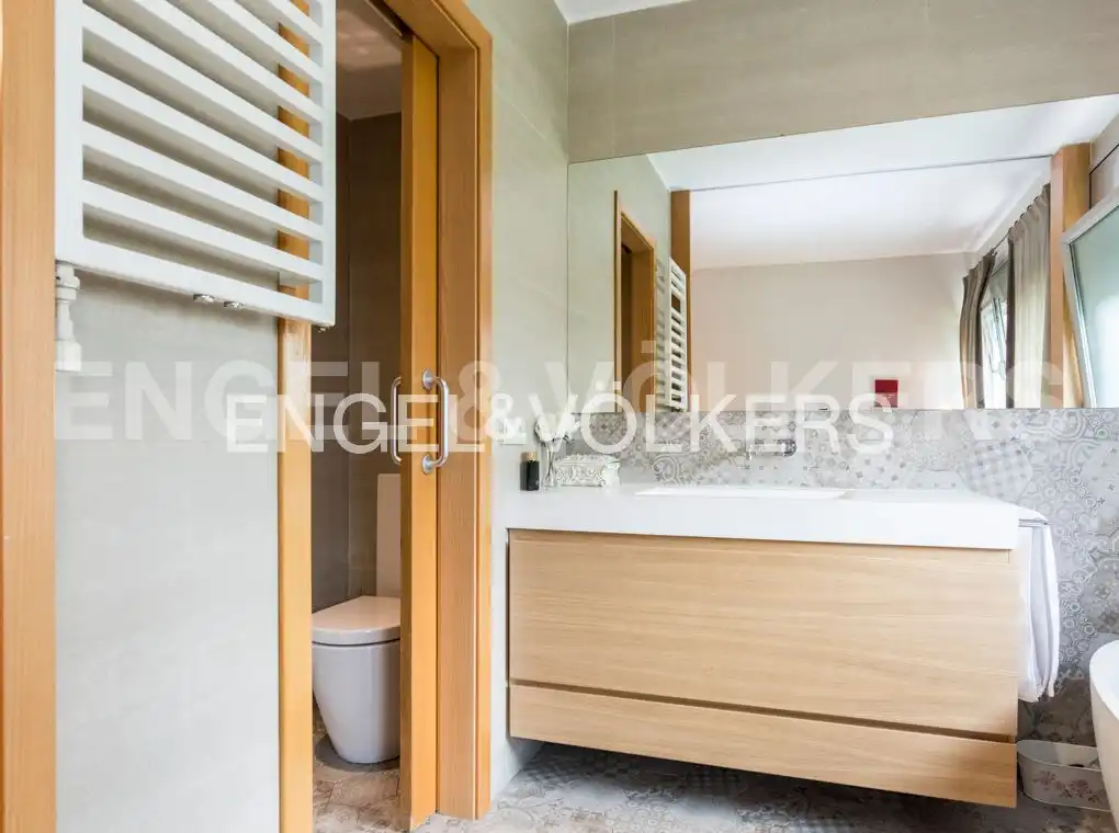 Bathroom of Houses for sale in Barcelona  with Air Conditioner, Heating and Private garden