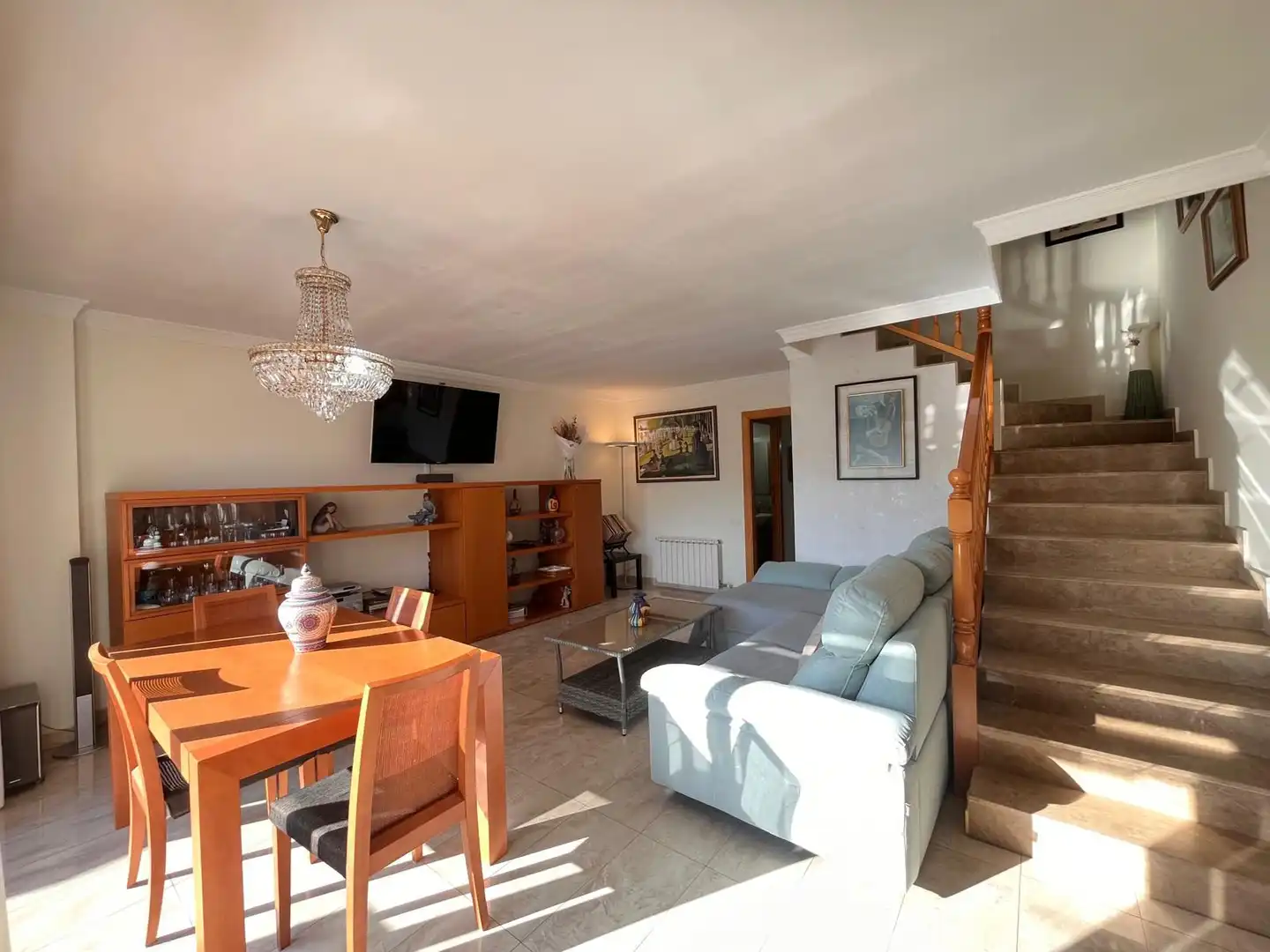 Sala de estar de Casa adosada en venta en Vilanova i la Geltrú con Calefacción, Jardín privado y Terraza