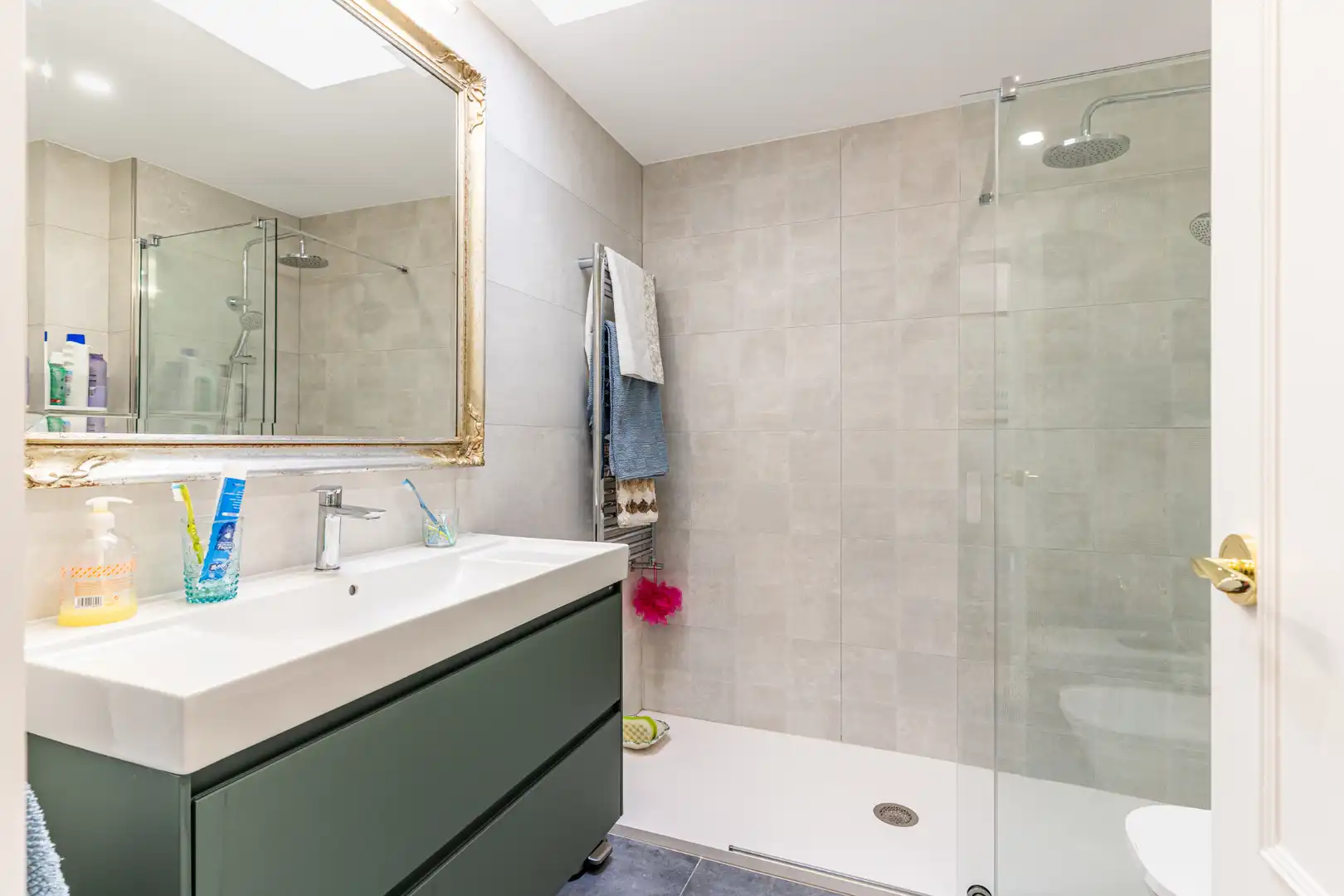 Badezimmer von Einfamilien-Reihenhaus zum Verkauf in Las Rozas de Madrid mit Klimaanlage, Heizung und Privatgarten