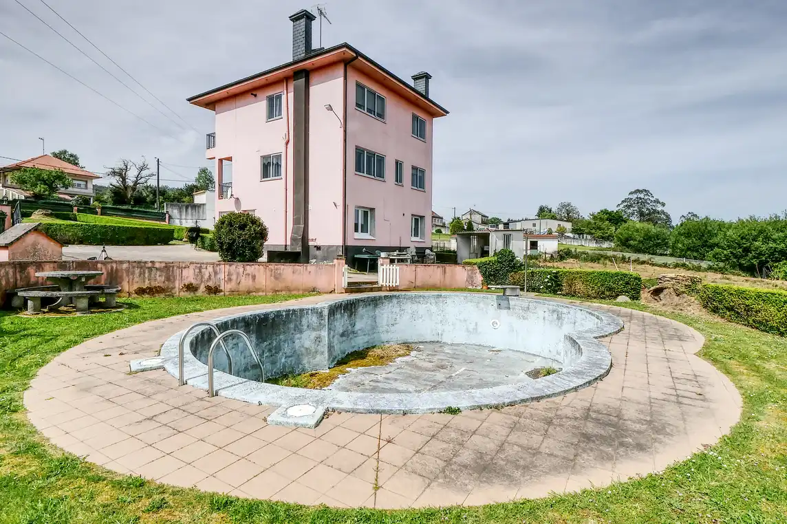 Piscina de Casa o chalet en venta en A Laracha   con Calefacción, Jardín privado y Trastero