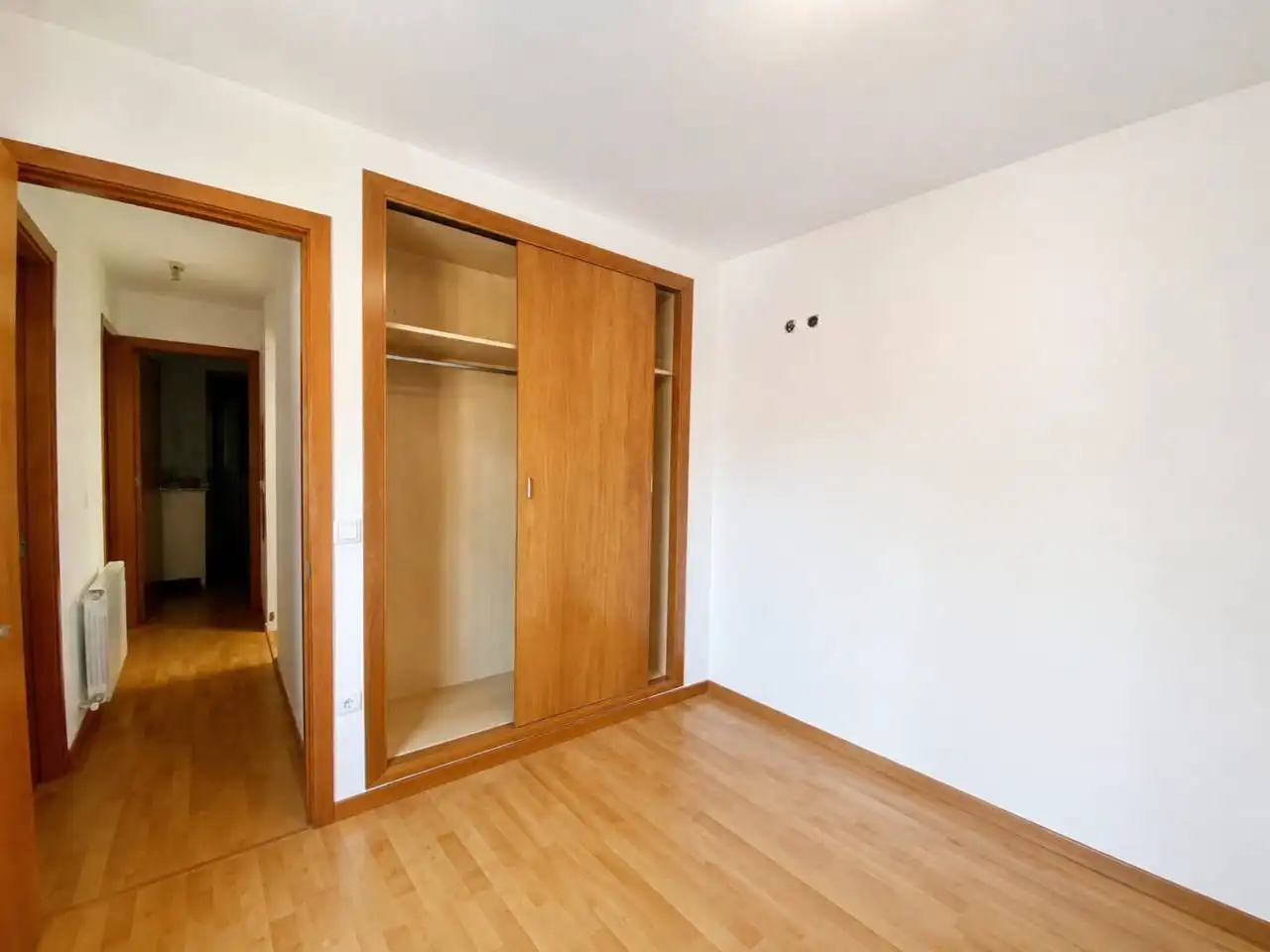Habitación de Casa adosada en venta en Sant Joan Les Fonts con Calefacción, Parquet y Terraza