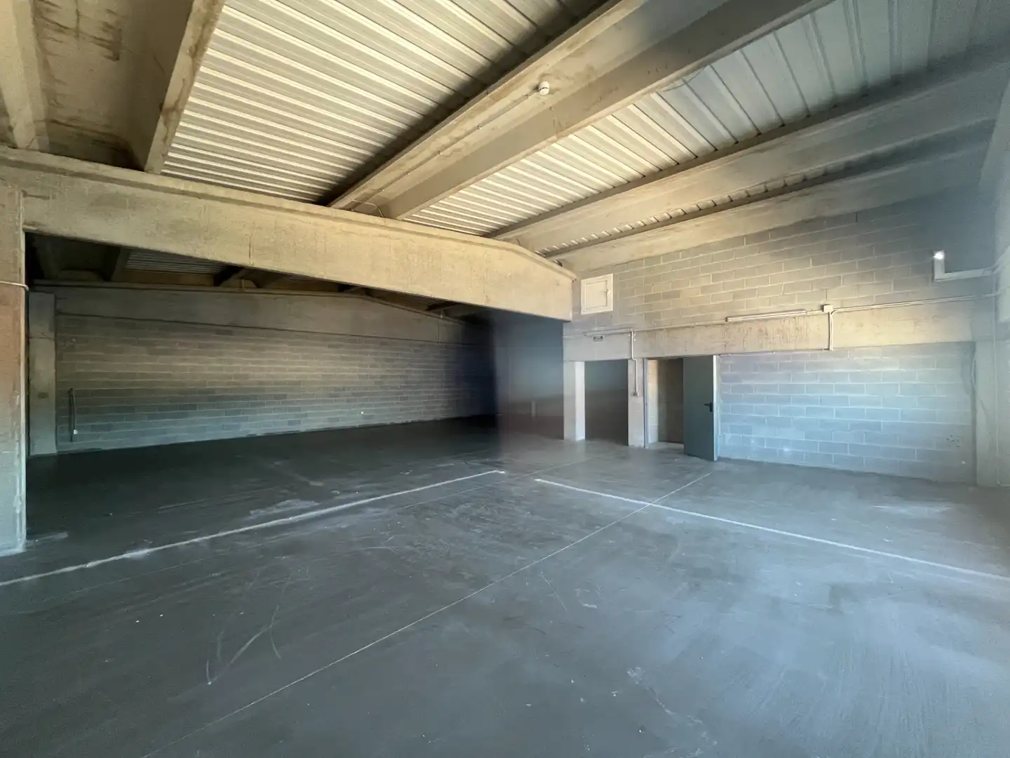 Industrial buildings for rent in Salt
