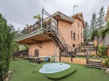Detached house with balcony for sale in Calle Calle Sauce