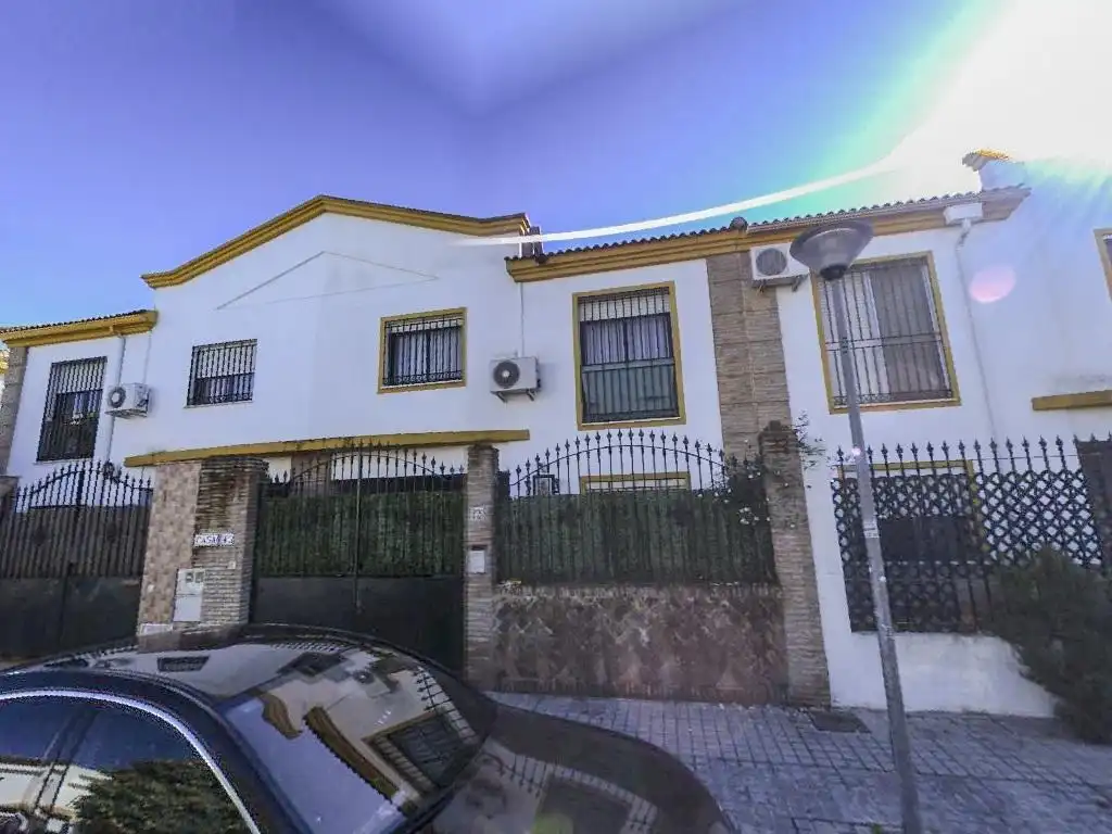 Vista exterior de Casa o chalet en venta en Sevilla con Aire acondicionado y Balcón