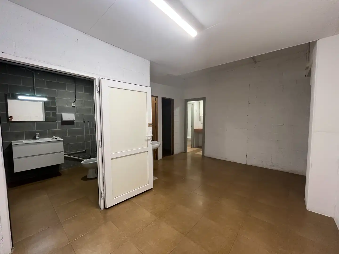 Industrial buildings for rent in Salt