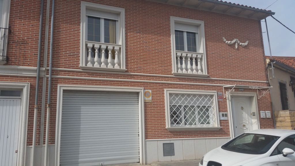 Exterior view of House or chalet for sale in Medina del Campo  with Heating, Private garden and Storage room