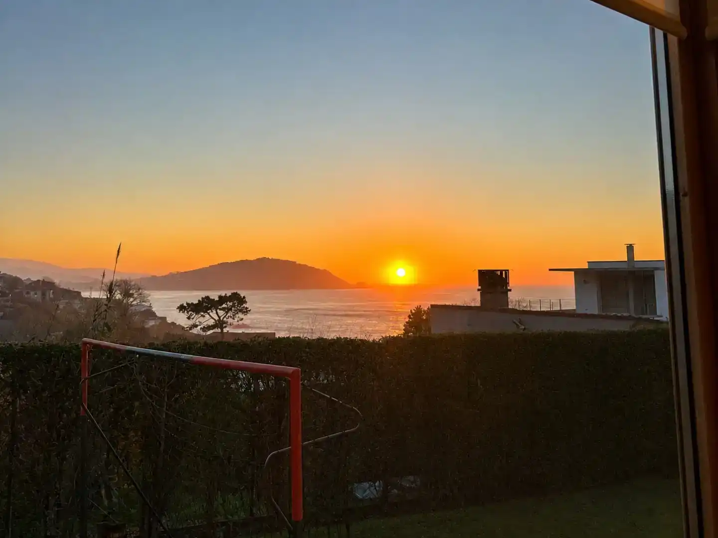 Vista exterior de Casa o xalet en venda en Vigo  amb Aire condicionat, Piscina i Balcó