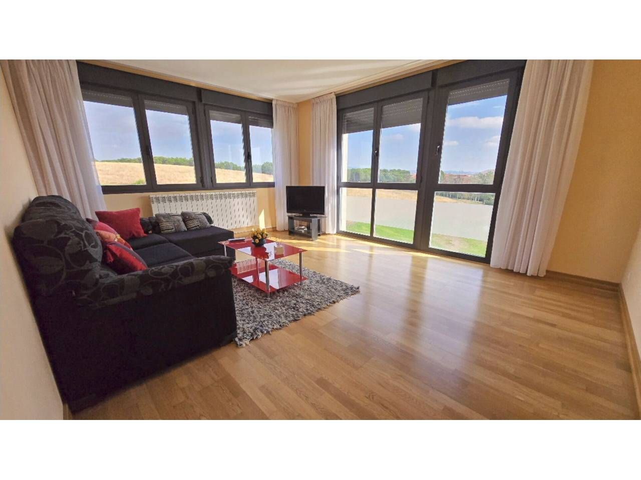 Living room of Flat to rent in  Logroño  with Heating, Parquet flooring and Furnished