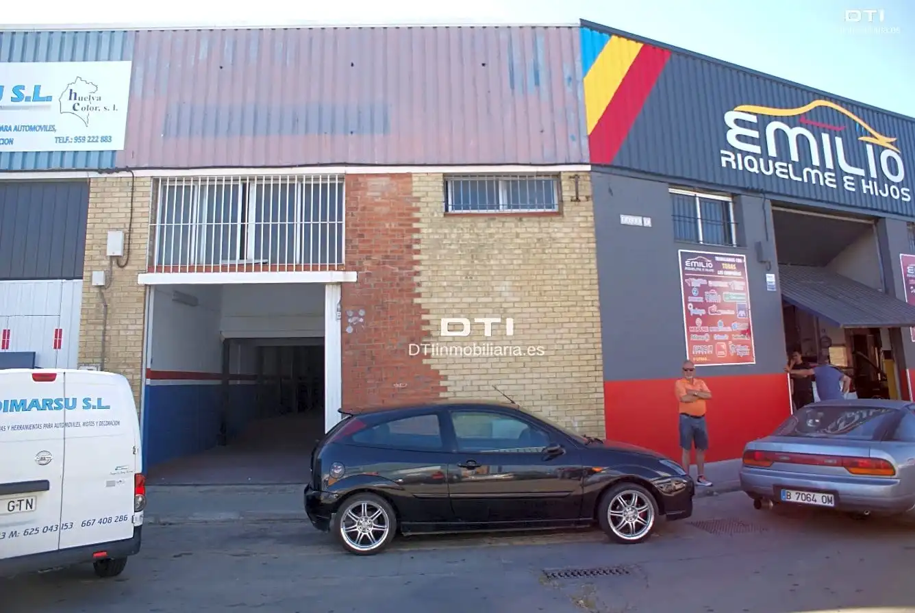 Vista exterior de Nave industrial en venta en Huelva