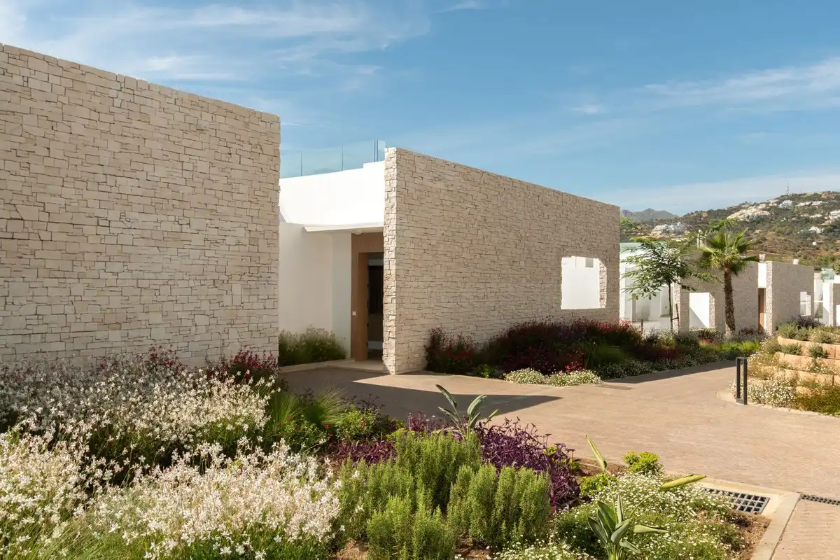 Vista exterior de Casa o xalet en venda en Marbella amb Terrassa i Piscina