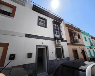 Vista exterior de Casa adosada en venda en Manzanilla amb Aire condicionat i Balcó