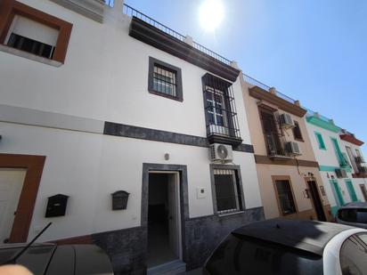 Vista exterior de Casa adosada en venda en Manzanilla amb Aire condicionat i Balcó