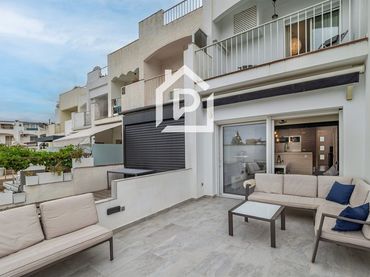 Villa con piscina in vendita a Carrer Port del sol numéro