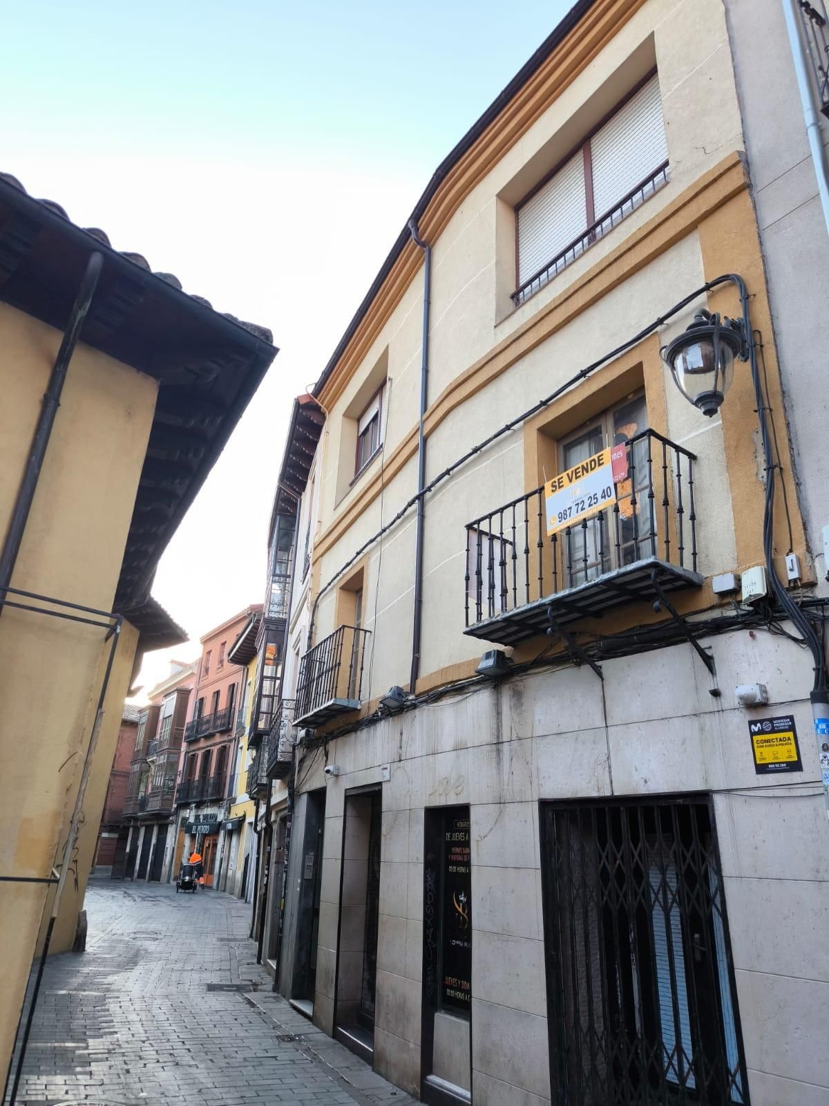 Exterior view of Building for sale in León Capital 
