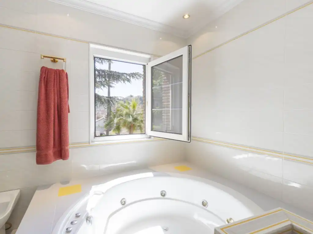 Bathroom of Houses for sale in Granada