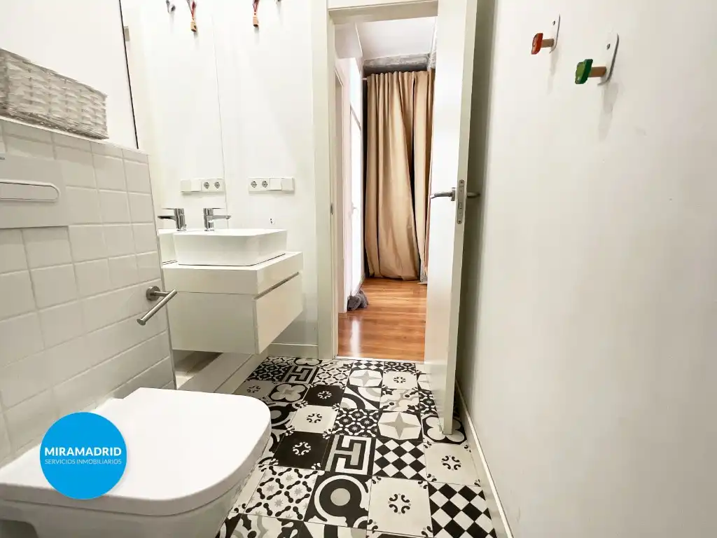 Baño de Piso de alquiler en Madrid con Aire acondicionado, Terraza y Amueblado