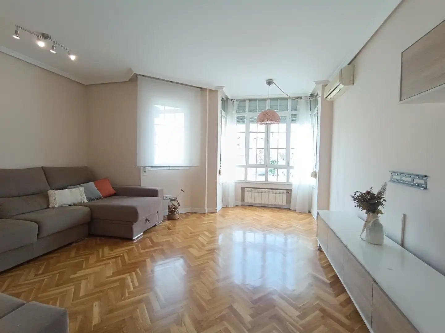 Sala d'estar de Pis de lloguer en Villanueva del Pardillo amb Aire condicionat, Calefacció i Parquet