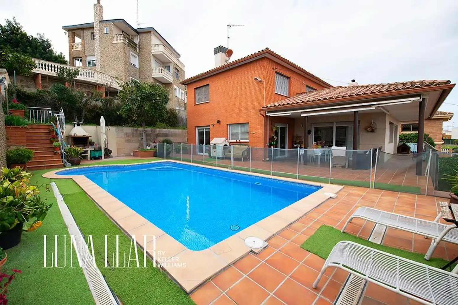 Piscina de Casa o chalet en venta en Sant Boi de Llobregat con Terraza, Trastero y Balcón