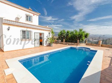House with pool for sale in Arenas