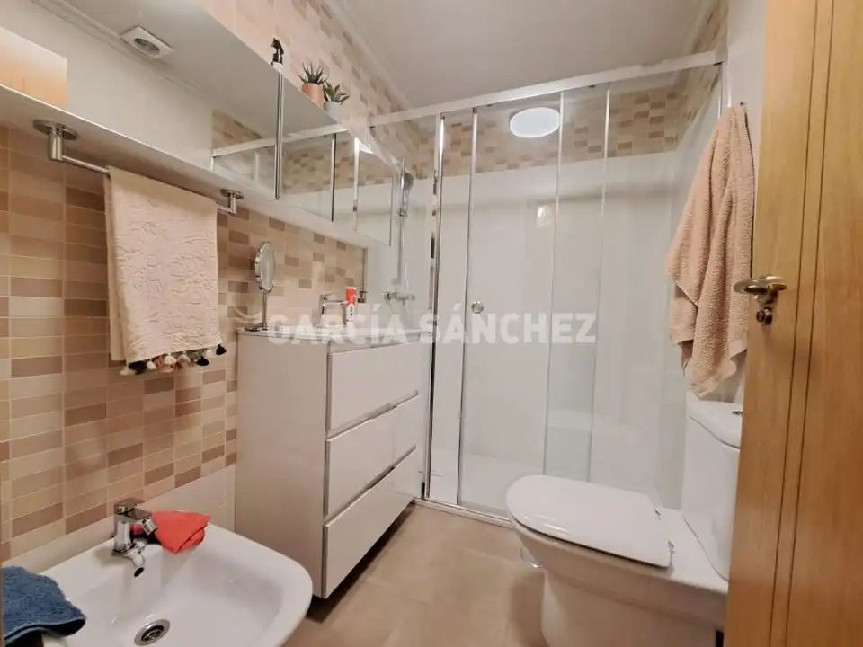 Baño de Apartamento en venta en Boiro con Terraza, Trastero y Amueblado