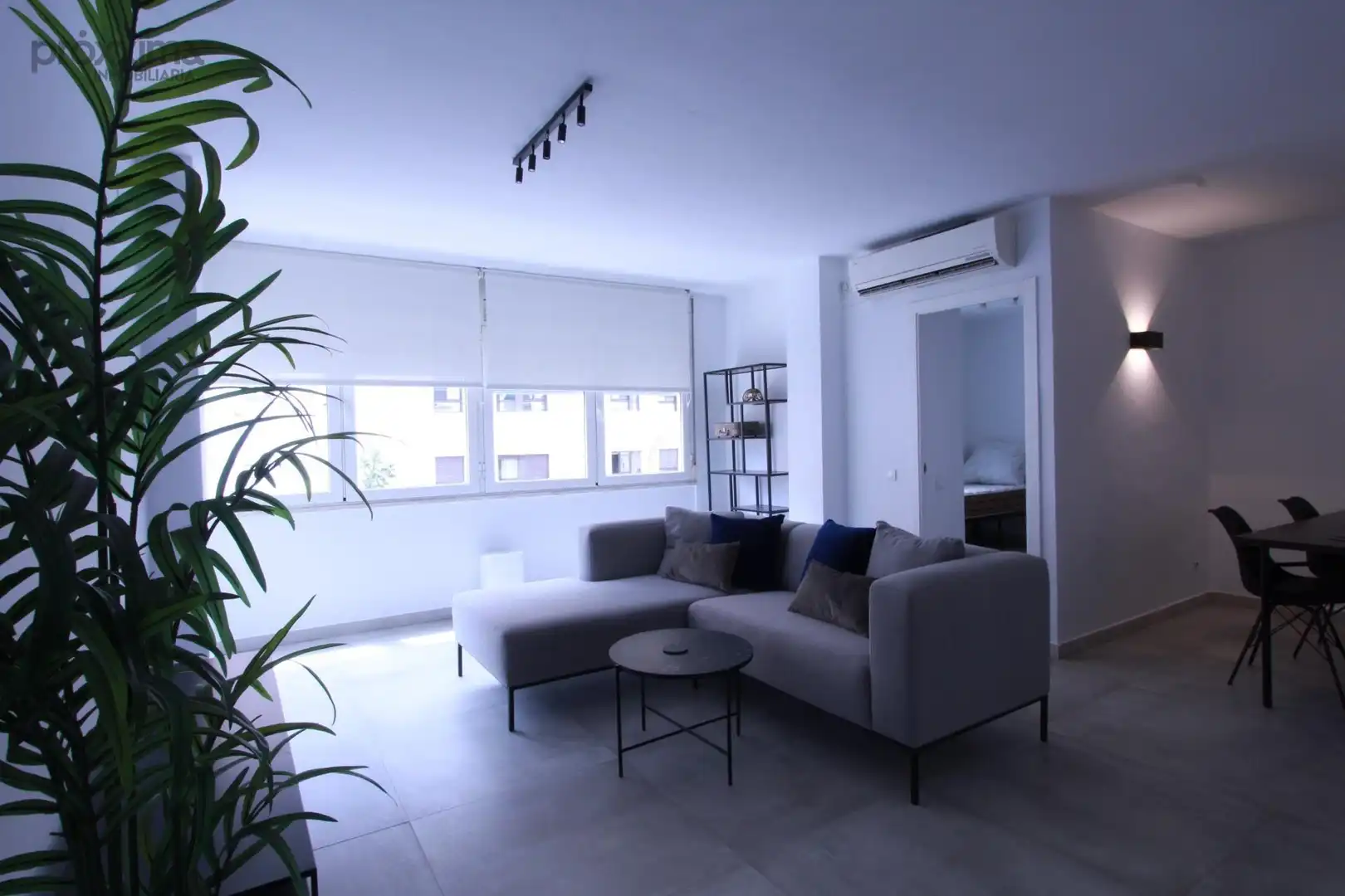 Living room of Flat for rent in Sevilla  with Air Conditioner, Terrace and Furnished