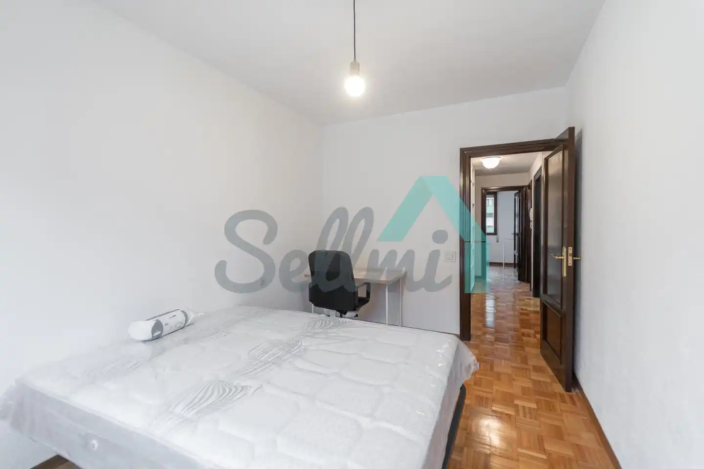 Bedroom of Flat for share in Oviedo   with Heating, Parquet flooring and Furnished
