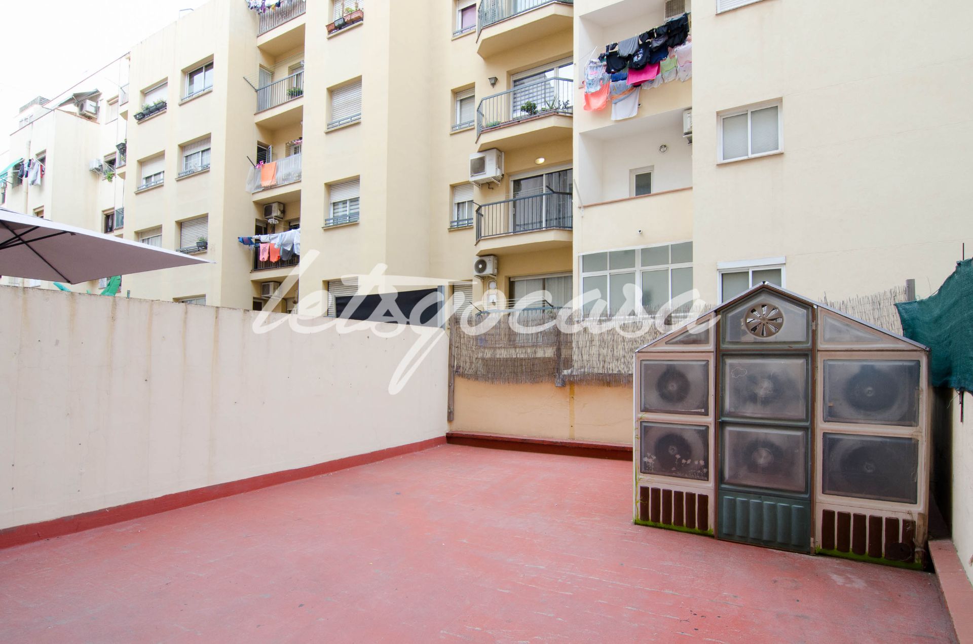 Vista exterior de Pis en venda en  Barcelona Capital amb Terrassa i Alarma
