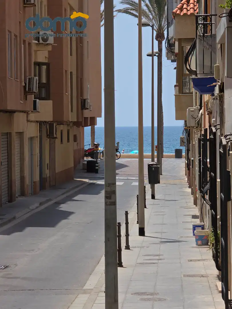 Vista exterior de Pis per a compartir en Almería amb Aire condicionat, Moblat i Forn
