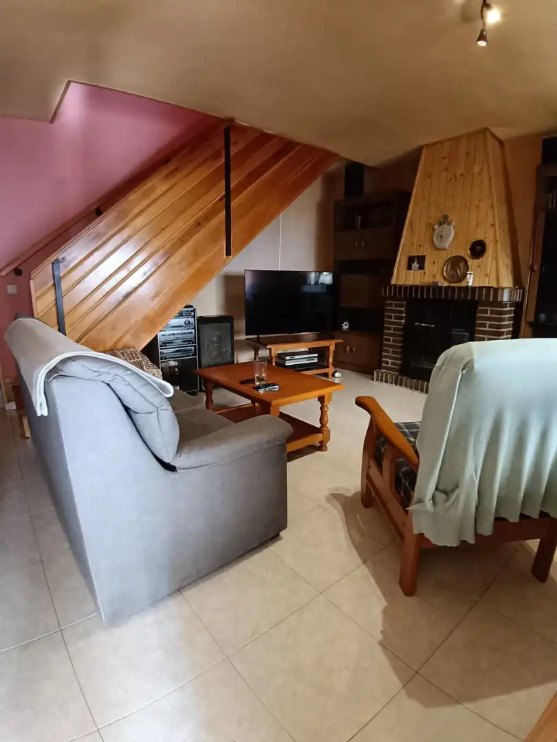 Sala d'estar de Casa o xalet en venda en Navaluenga amb Jardí privat, Terrassa i Moblat