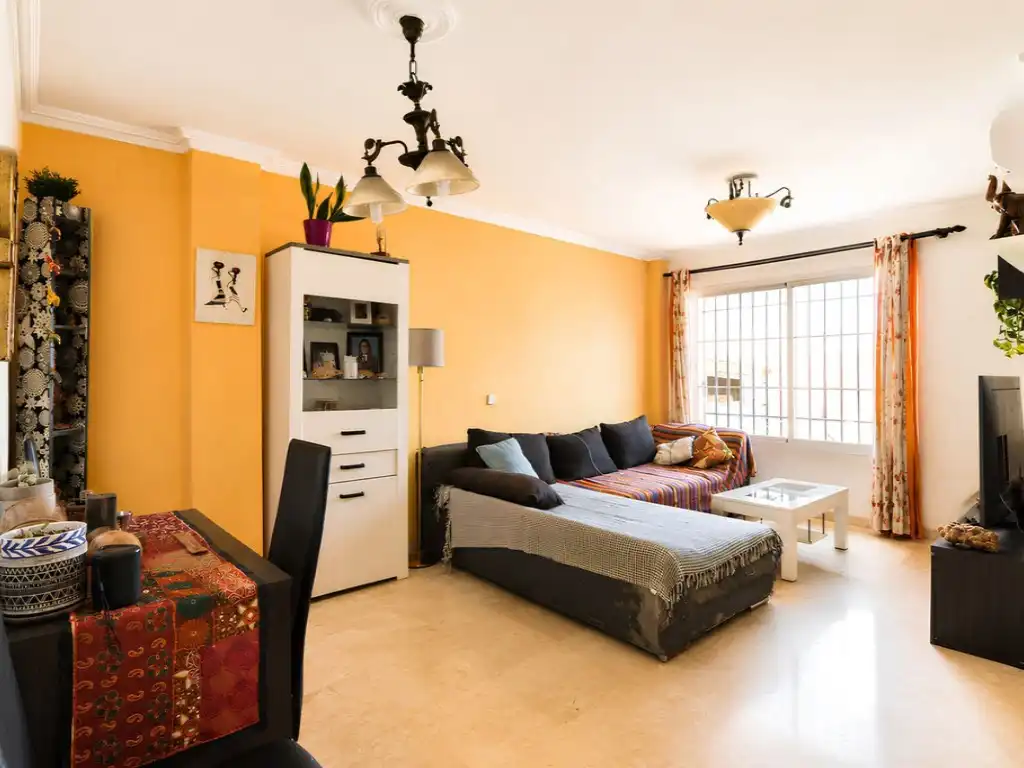 Sala de estar de Casa adosada en venta en Benalmádena con Aire acondicionado, Jardín privado y Amueblado