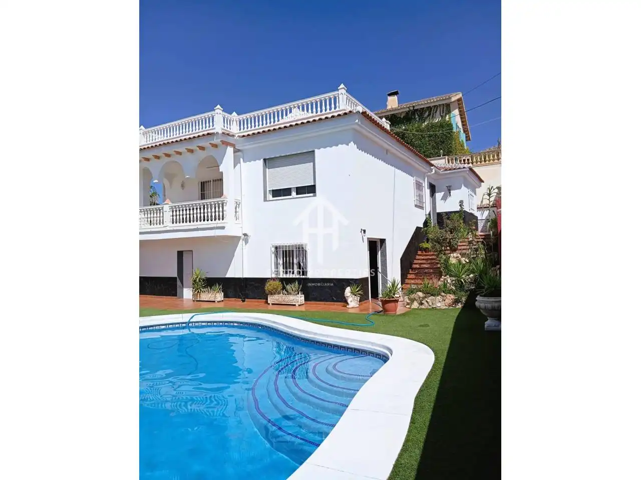 Vista exterior de Casa o xalet en venda en Loja amb Jardí privat, Terrassa i Piscina