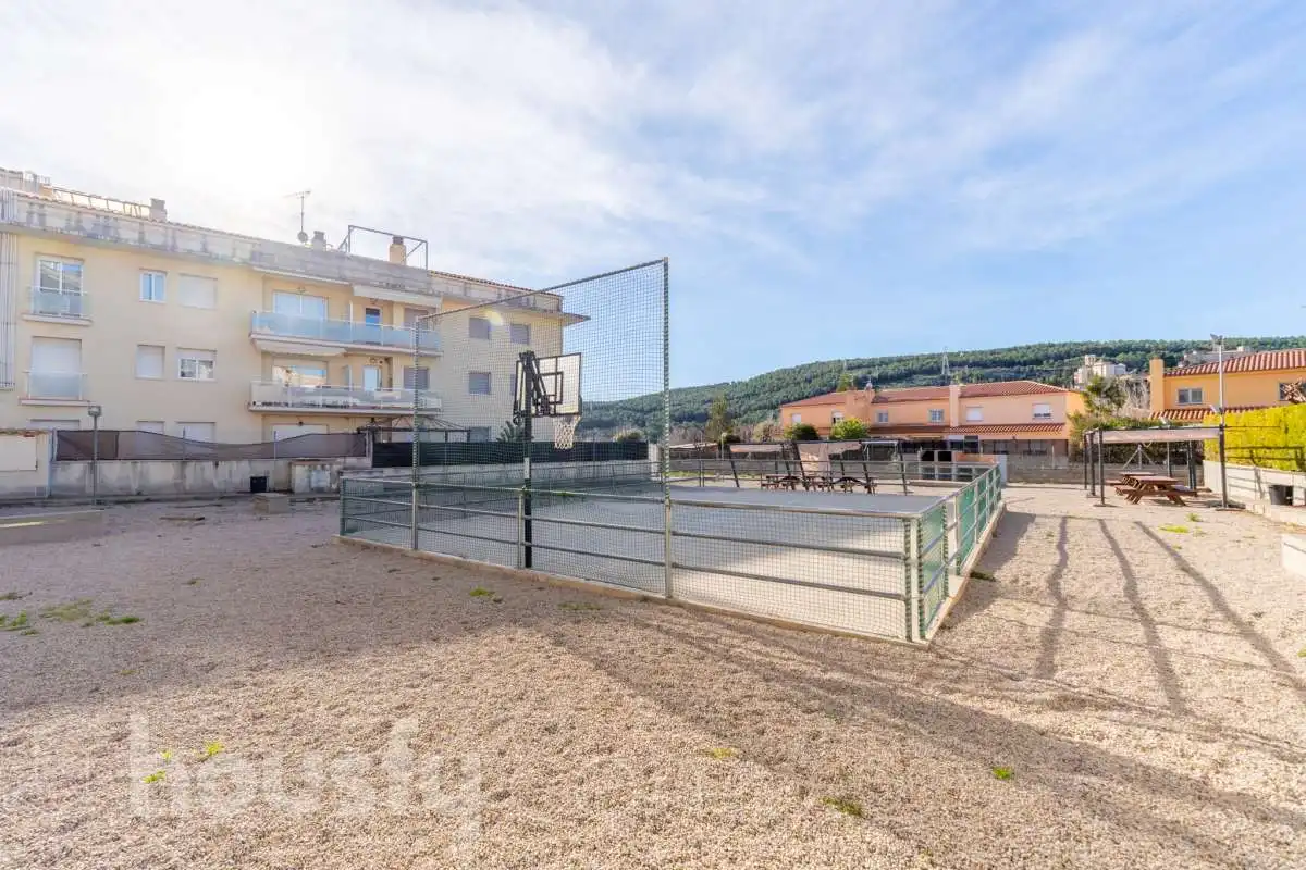 Parkplatz von Wohnung zum Verkauf in Sant Martí Sarroca mit Privatgarten, Abstellraum und Gemeinschaftspool