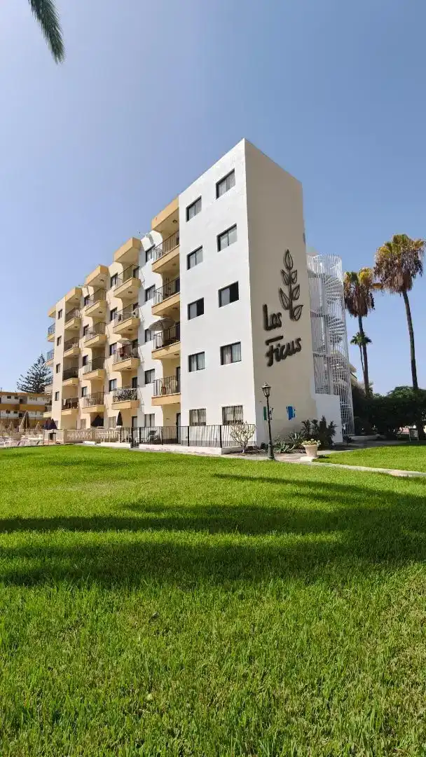 Vista exterior de Pis en venda en San Bartolomé de Tirajana amb Aire condicionat, Piscina i Balcó