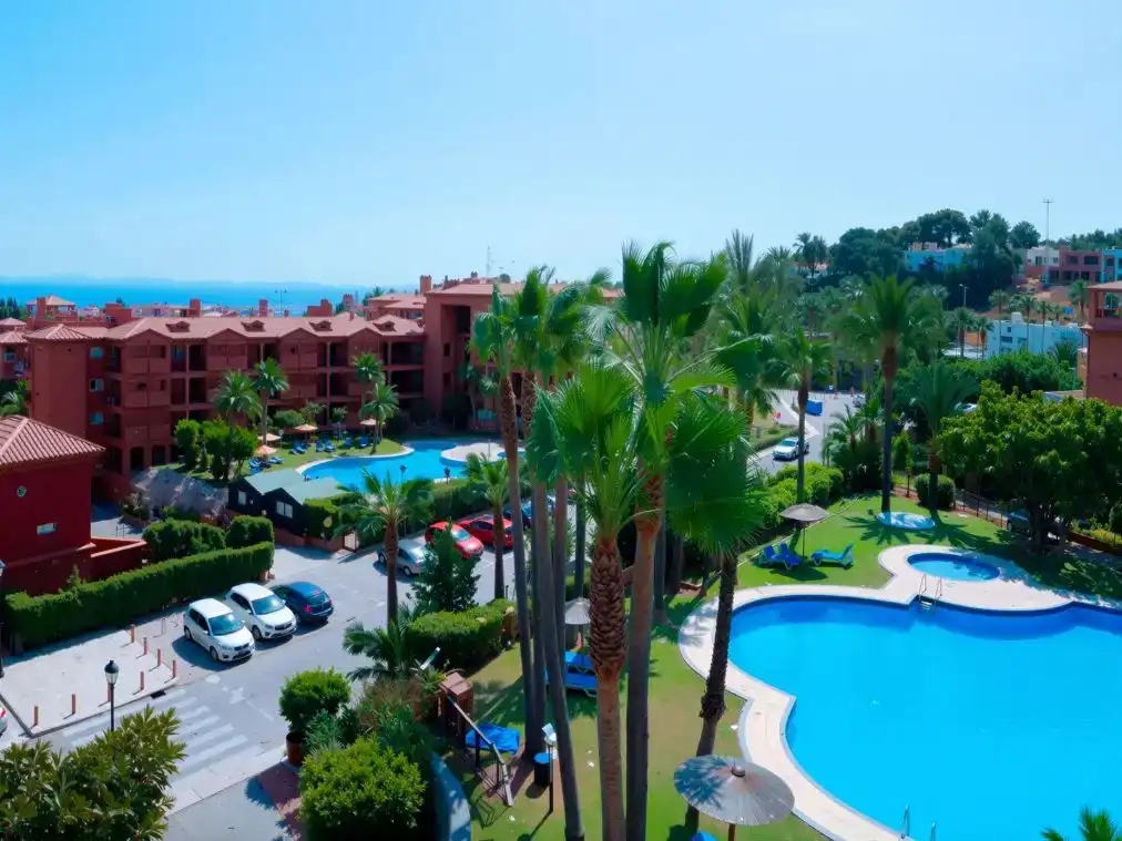 Außenansicht von Wohnung zur Miete in Marbella mit Klimaanlage, Privatgarten und Schwimmbad