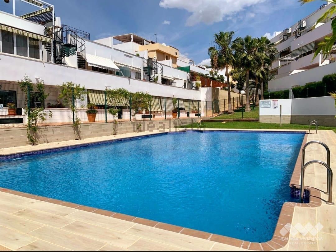 Swimming pool of Flat for sale in Benalmádena