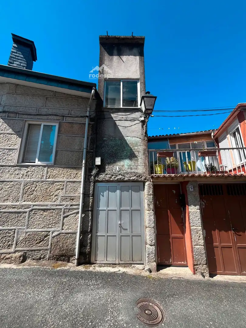 Außenansicht von Einfamilien-Reihenhaus zum Verkauf in Carballeda de Avia mit Abstellraum und Möbliert