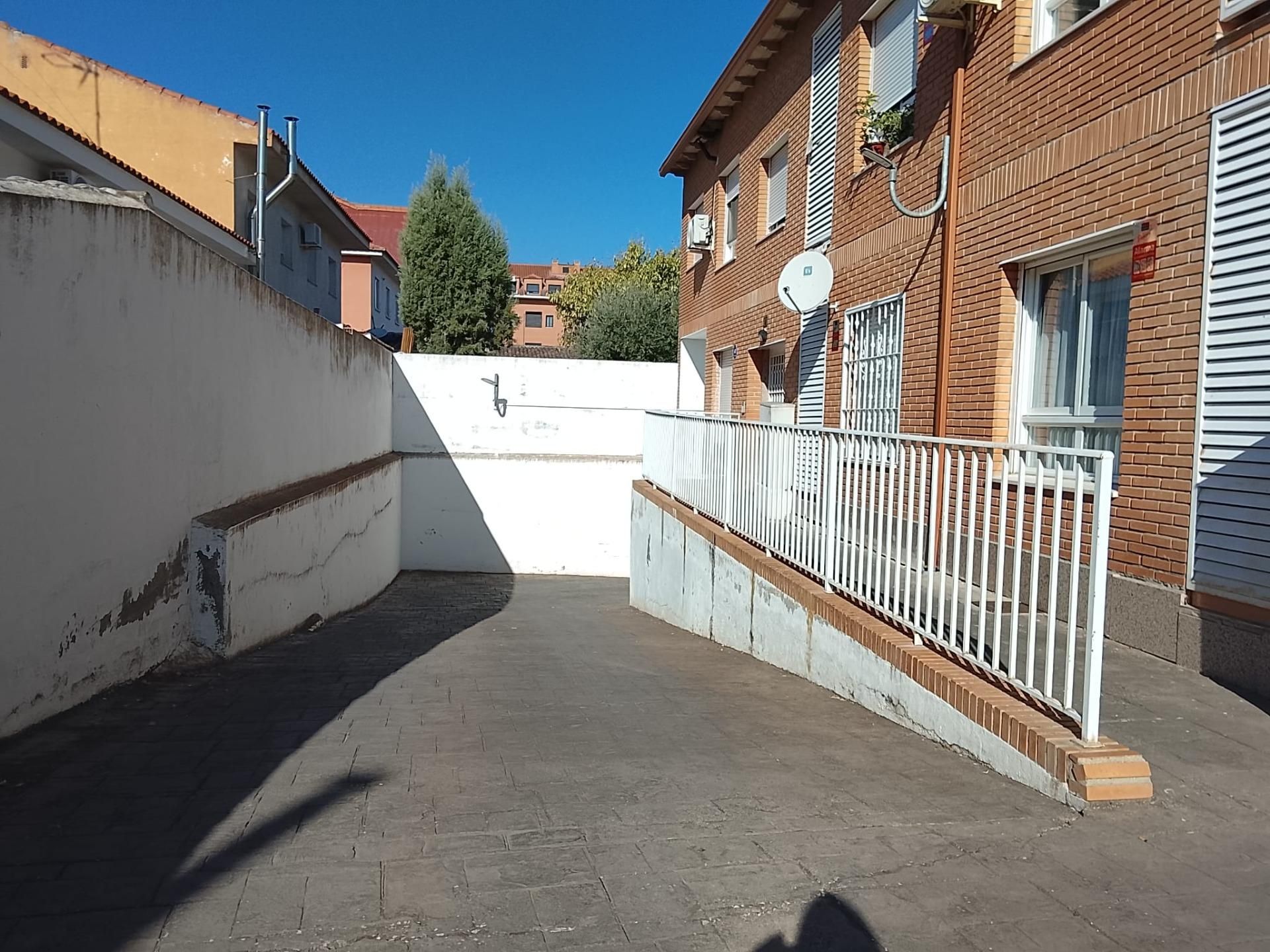 Vista exterior de Planta baixa en venda en Yuncler amb Calefacció, Traster i Alarma