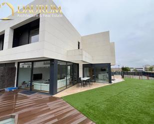 Jardí de Casa adosada en venda en Majadahonda amb Aire condicionat, Terrassa i Piscina